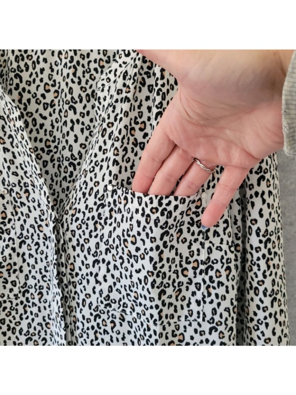 Apt 9 Leopard Print V-Neck Blouse Womens Size M Long Sleeve Pockets Career - Picture 4 of 9